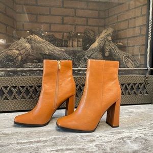 never been worn: Lulus ankle boots size 9